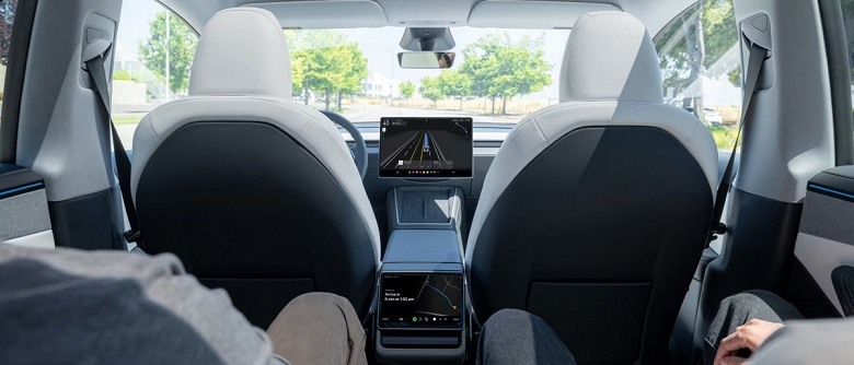 Первый тест-драйв беспилотных такси Tesla обернулся расследованием